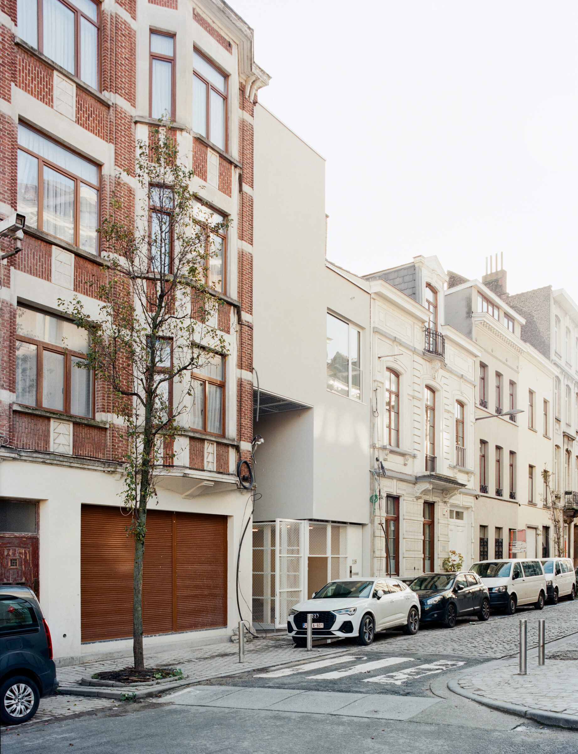 Bâtiment de logements sociaux incluant un restaurant social, Volumétrie atypique vue depuis la rue - fp-architectes
