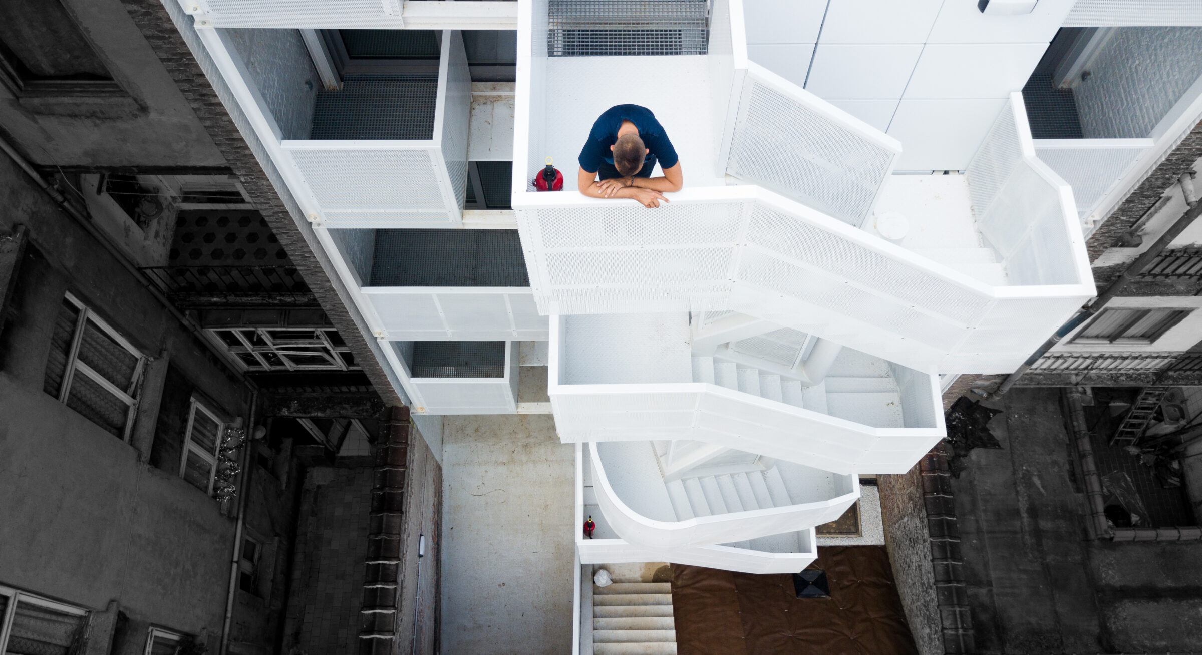 Immeuble de logements sociaux - jardin suspendu - FP ARCHITECTES Circulation métallique extérieure