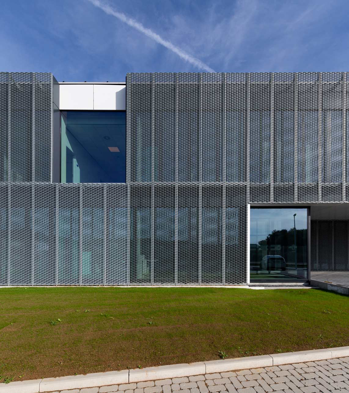 Hôtel de police Ans Saint-Nicolas Fp architectes Vue extérieur bardage métallique