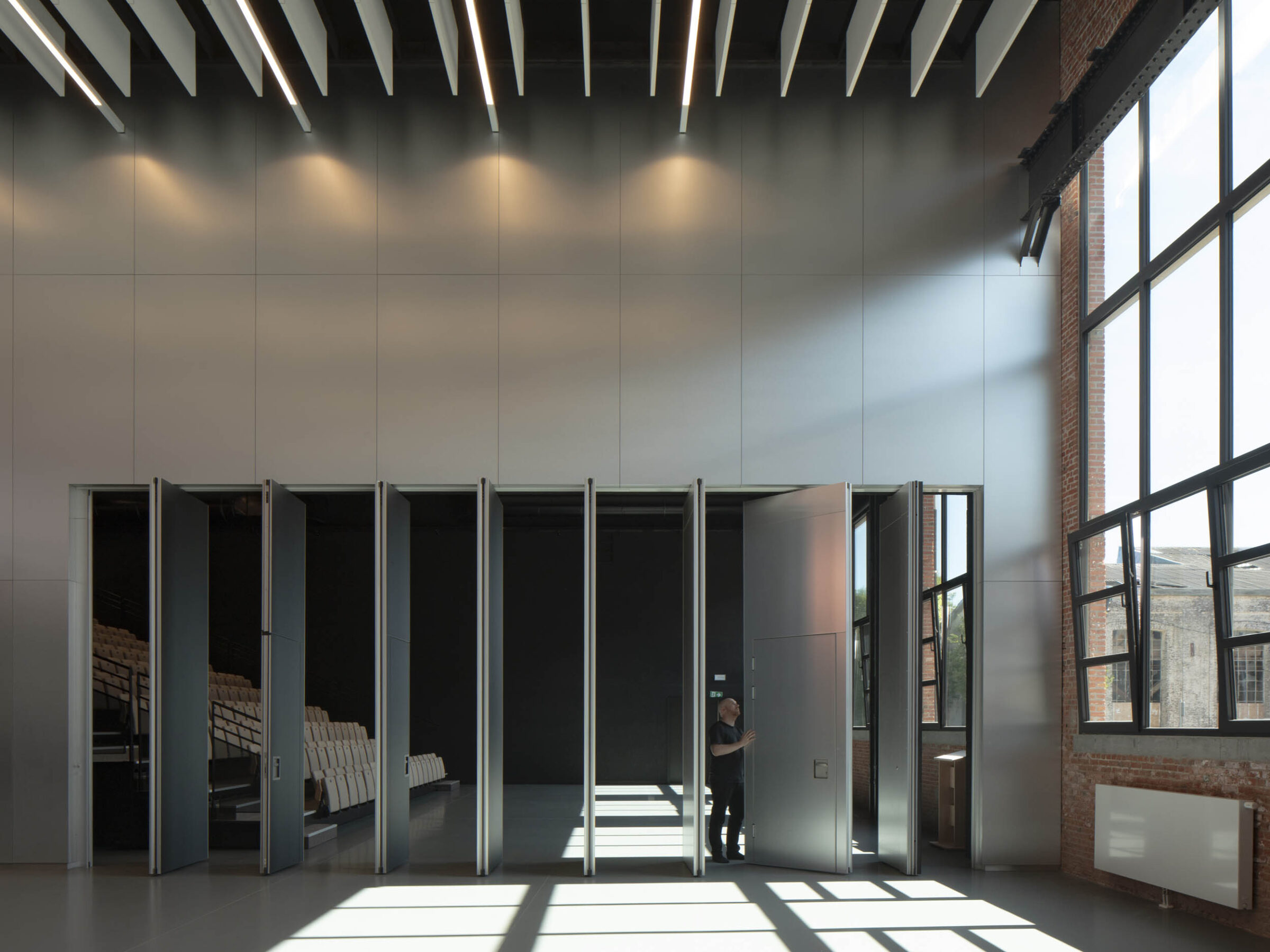 Transformation d'un hall industriel en centre culturel à Pont-à-Celles FP ARCHITECTES