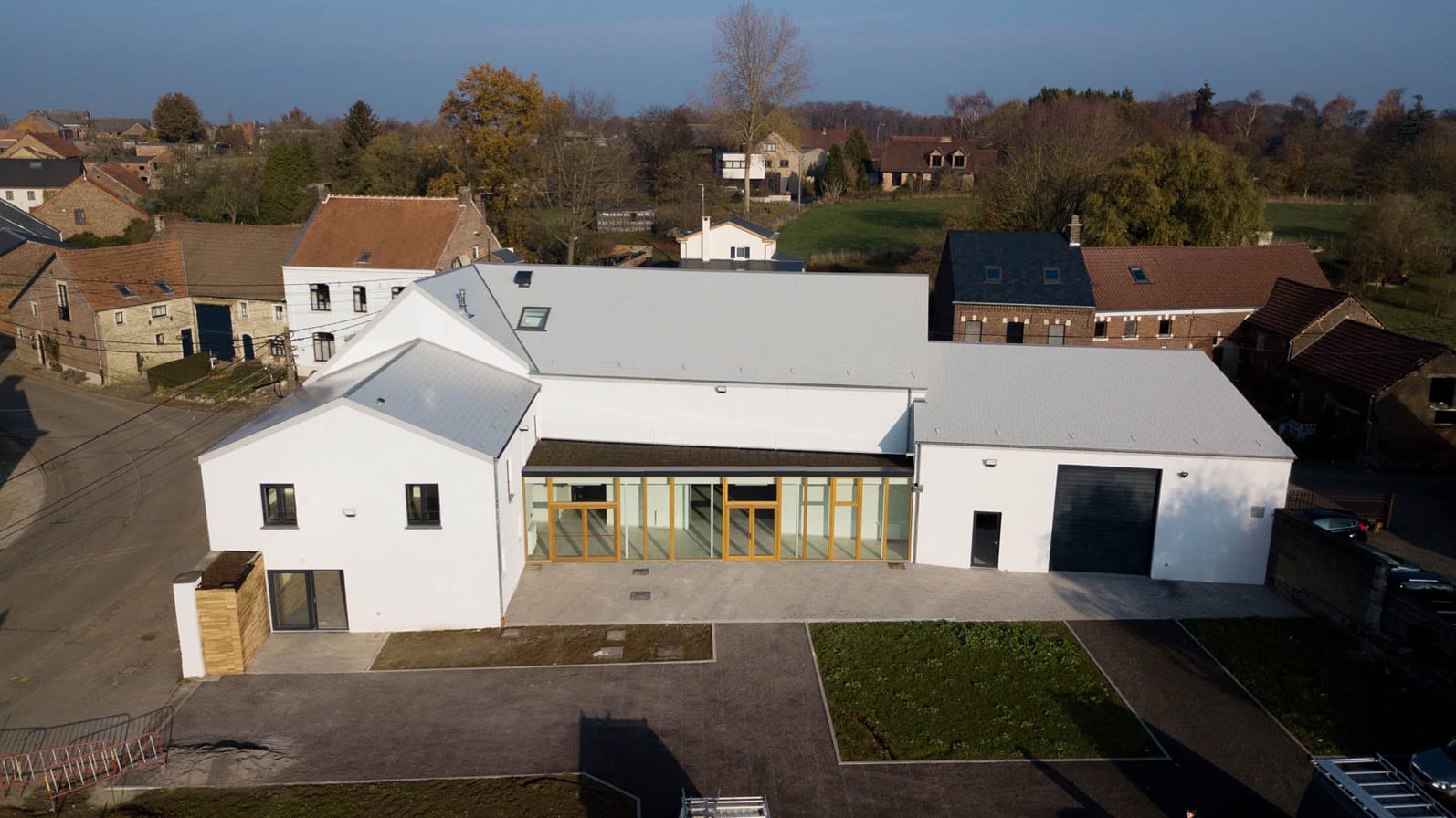 Eco rénovation d'un ensemble de bâtiments en milieu rural en logements d'urgence, maison rurale et ateliers artisanaux. FP architectes